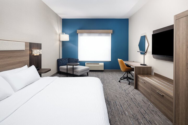 Holiday Inn Express & Suites Green Bay East by IHG
