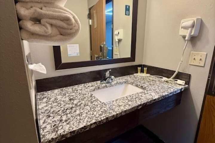 Super 8 by Wyndham Smithville / Kansas City