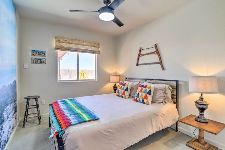 Indie-eclectic Desert Home w / Hot Tub + Patio