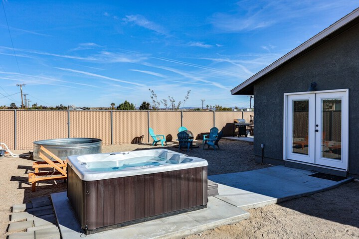 Indie-eclectic Desert Home w / Hot Tub + Patio