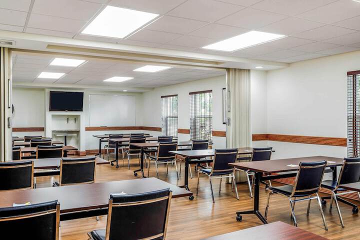 Days Inn & Suites by Wyndham Sherwood Park Edmonton