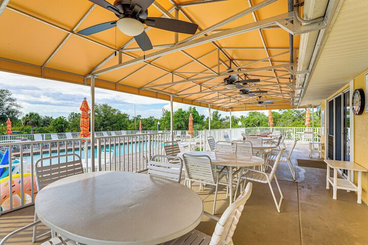 8 Mi to Beach w / Pool Access: Englewood Condo!