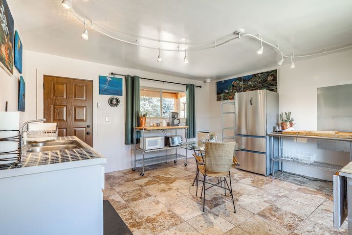 Artsy Studio w / Patio: 25 Mi to Santa Fe