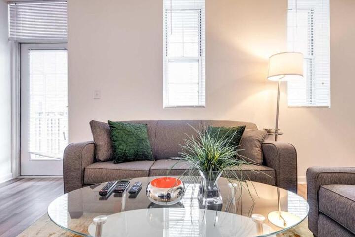 Gorgeous Apt with Kitchen