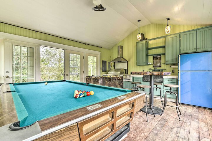 Bayfront Retreat w / Game Room + Outdoor Pool!