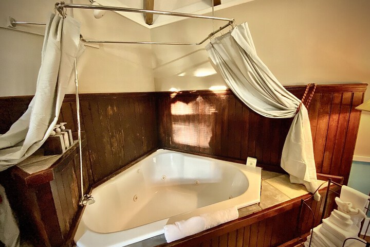 Coppersmith Inn B & B