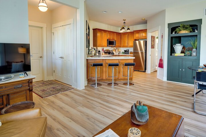 Charming Granville Home w / Porch - Walk Downtown!