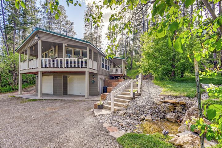 Rustic Escape w / Deck Hot Tub & Mountain Views