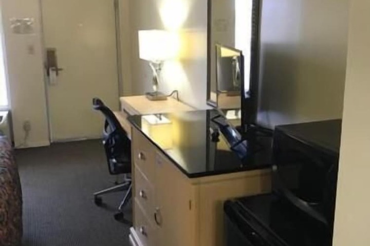 Room 9 of 34