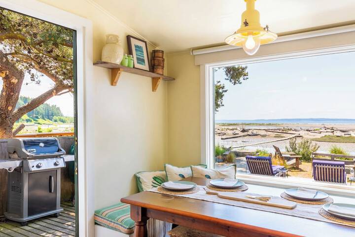 Sunlight Beach Getaway by Avantstay Views