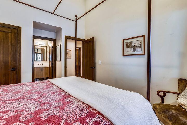 Room 32 of 43