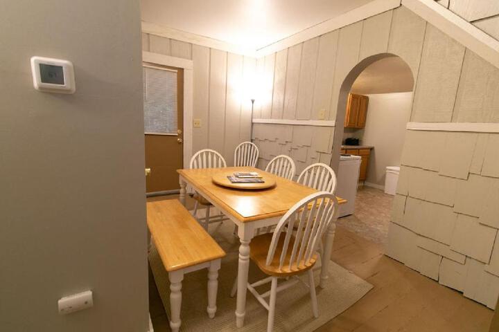 Downtown 2 Bedroom Cottage Sleeps 6, Walking Distance to Honeywell, Downtown Restaurants, Shopping