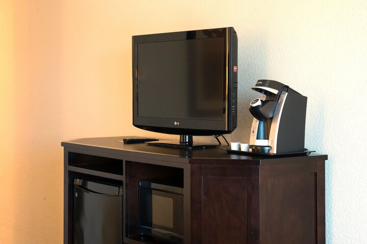 Holiday Inn Hotel & Suites Charleston West by IHG