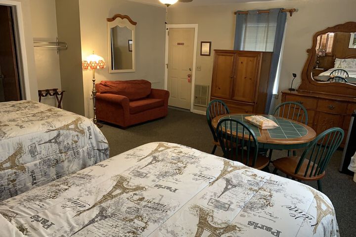 Phillips Historic Motel & Cottages