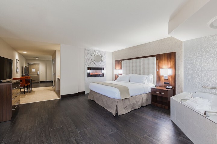 Holiday Inn Express & Suites Eureka by IHG