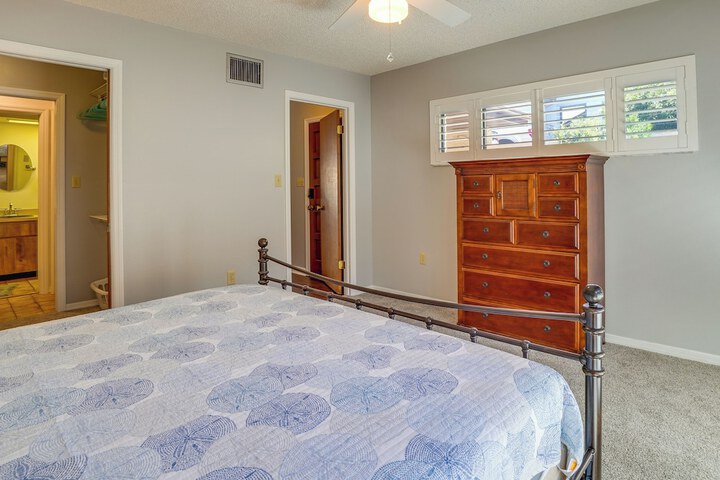 Walk to Restaurants: Downtown Leesburg Townhome!