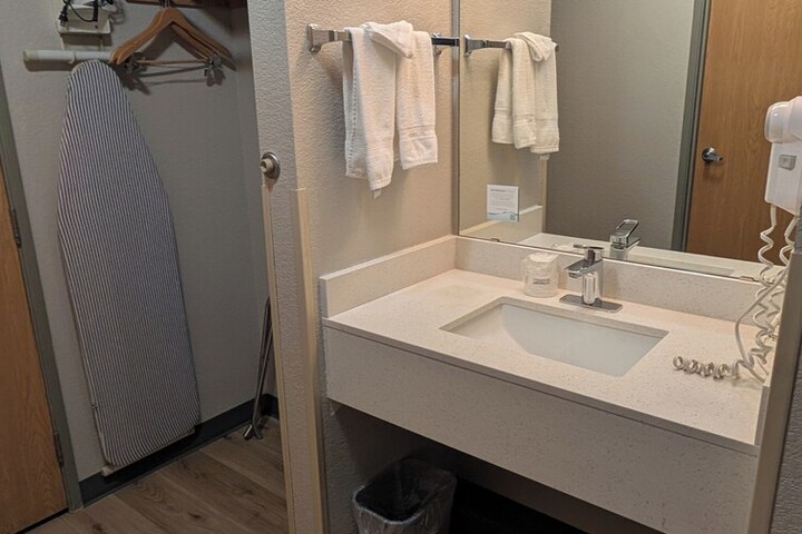 Days Inn & Suites by Wyndham Castle Rock