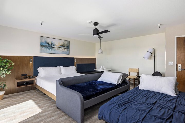 456 Embarcadero Inn & Suites