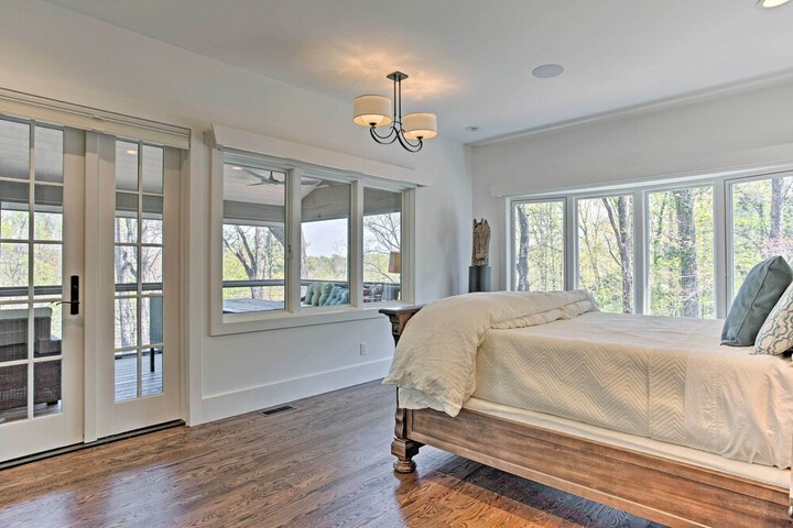 Enchanting Tryon Home w / Hot Tub 14 Mi to Tiec!