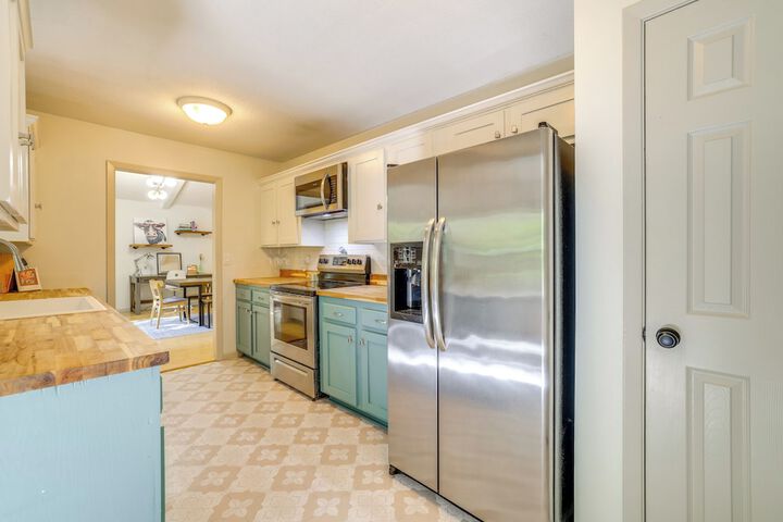 Home w / Trail Access & Fire Pit in Bella Vista!