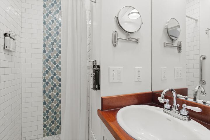 Room 180 of 218