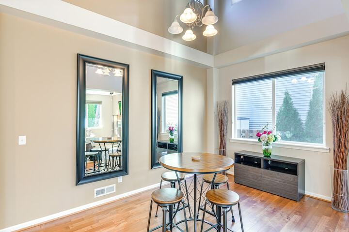 Spacious Kent Home Near Seatac Airport w / Patio
