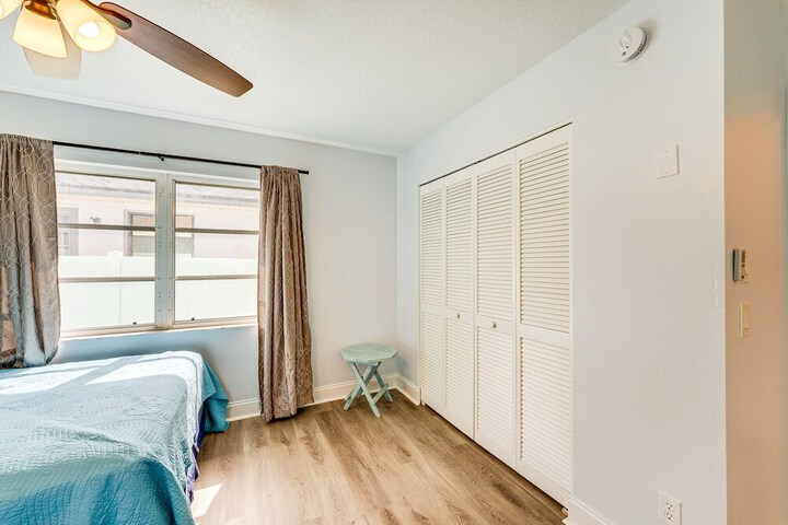 Breezy Englewood Condo w / Community Pool!