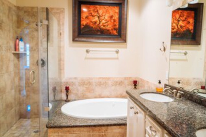 Spacious Kemah Boardwalk Townhome VR