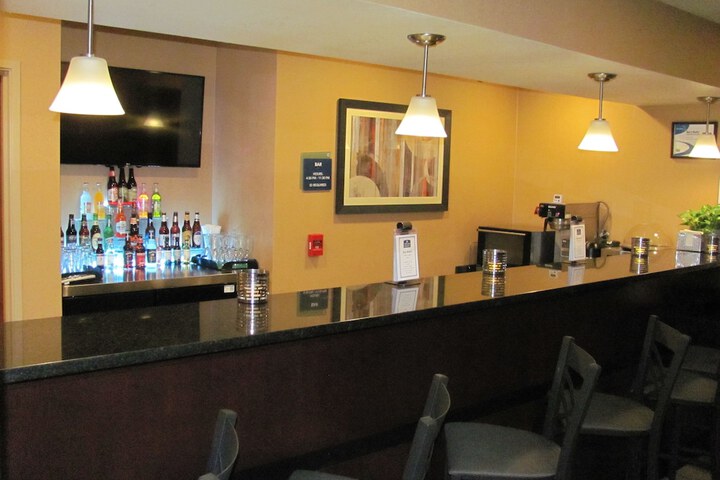 Lounge 48 of 53