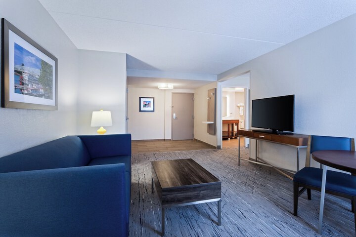 Holiday Inn Express & Suites Cincinnati Riverfront by IHG