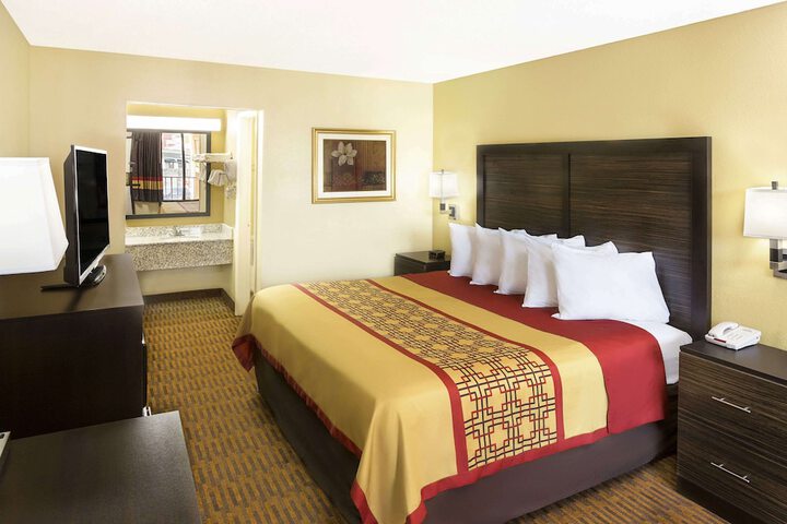 Days Inn by Wyndham Columbus-North Fort Moore
