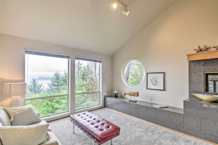 Unique Port Ludlow Home w / 3 Decks & Hot Tub!