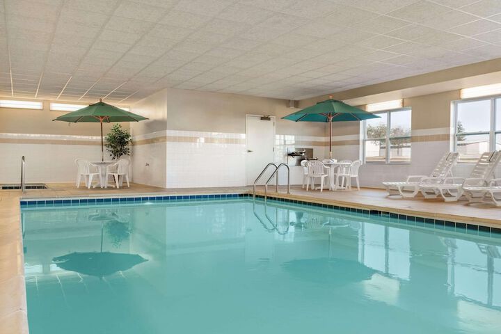 Country Inn & Suites by Radisson Peoria North, IL