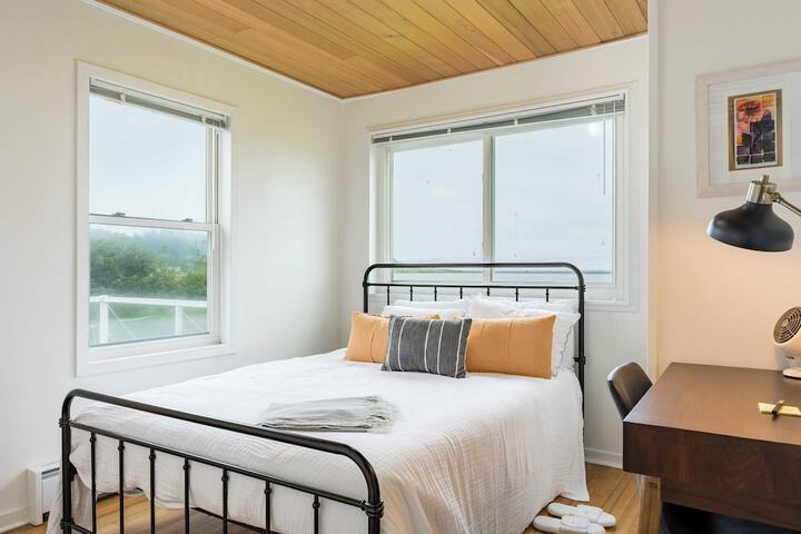 Swan Lake Cottage by Avantstay Views + Firepit