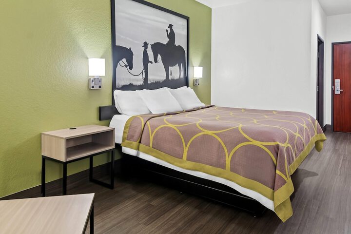 Super 8 by Wyndham Weatherford