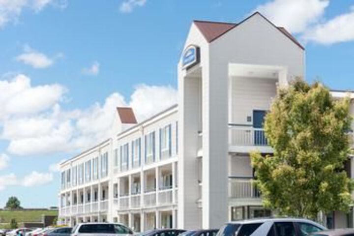 Super 8 by Wyndham Brook Park / Cleveland