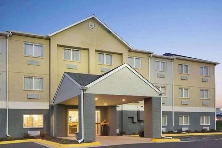 Dubuque Inn & Suites