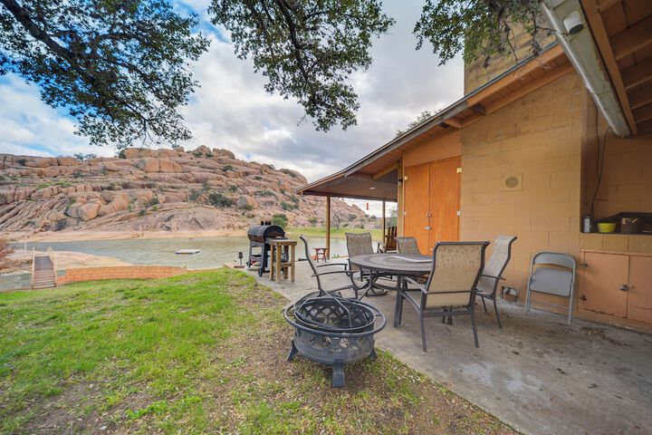 Rustic & Western House on Lake - Swim & Fish!