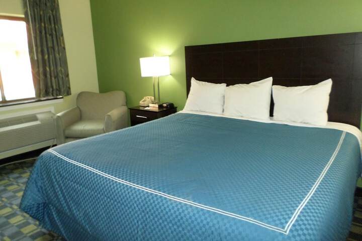 Travelodge by Wyndham Cleveland Lakewood