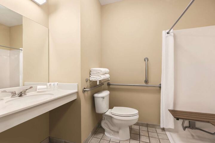 Country Inn & Suites by Radisson Forest Lake, MN