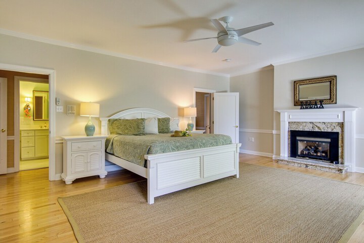 Waterfront Cambridge Gem w / Hot Tub Pool & Dock!