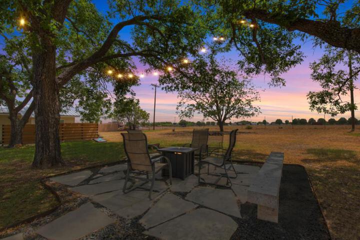 Spacious Home - Fire Pit BBQ and Outdoor Seating!