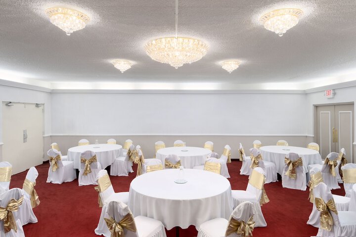 Ballroom/Hall 70 of 76