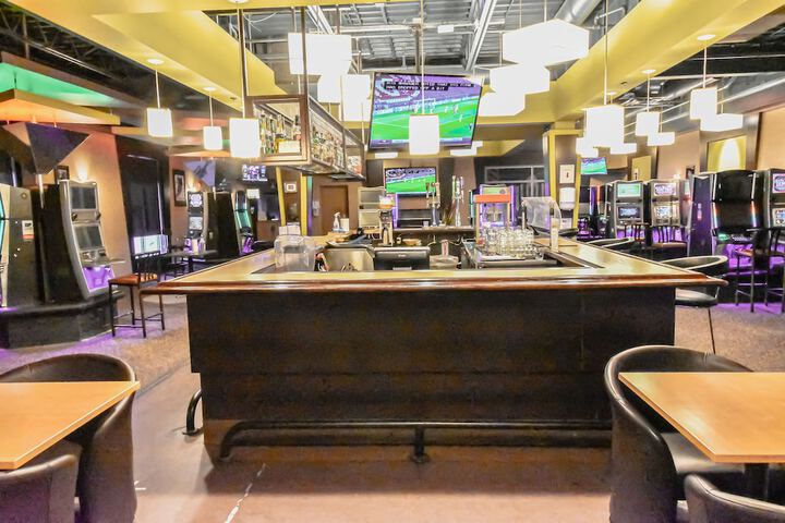 Lounge 58 of 65