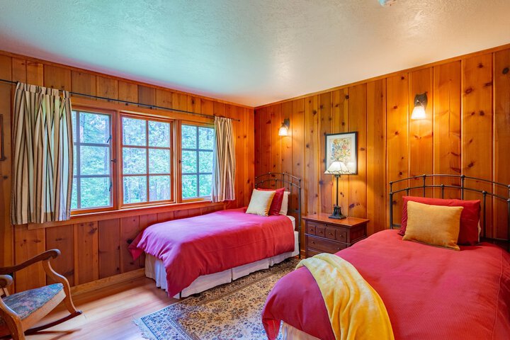 Lake Creek Lodge