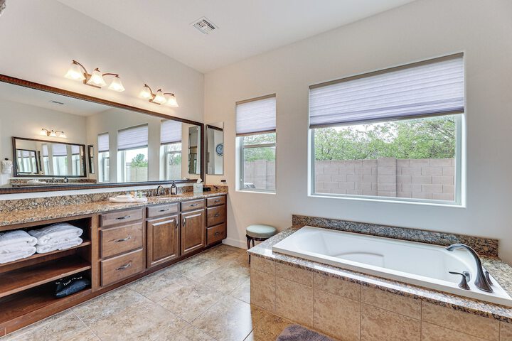 Luxury Queen Creek Home w / Calming Pool Oasis!