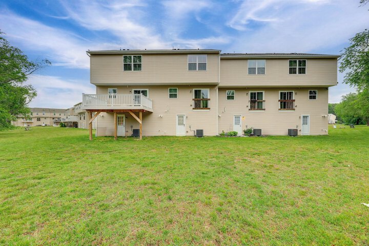 Sunlit Milford Townhome 2 Mi to Riverwalk!