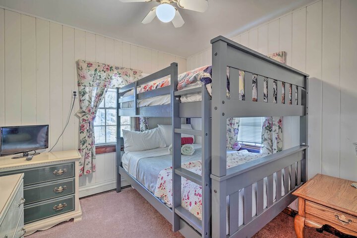 Dog-friendly Waretown Home w / Furnished Deck!