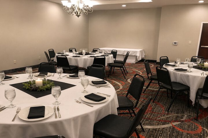 Holiday Inn & Suites Lafayette North by IHG