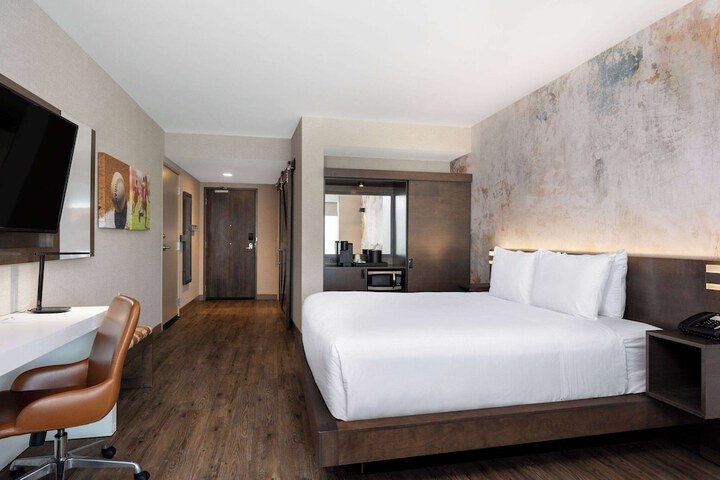 Room 10 of 34